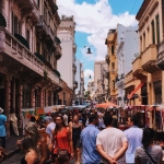 “Verstoppertje in Buenos Aires: Niet Uitgenodigd!”
